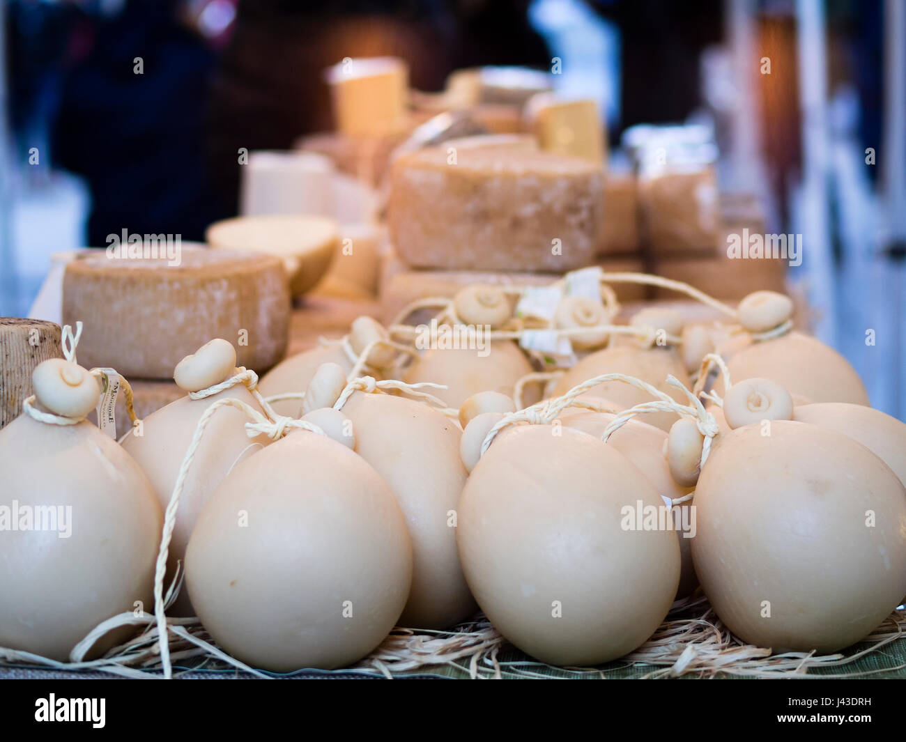 Gotta produttore di formaggio la vendita presso le Nazioni europee Street Food Festival a Cremona, Lombardia, Italia, Maggio 2017 Foto Stock