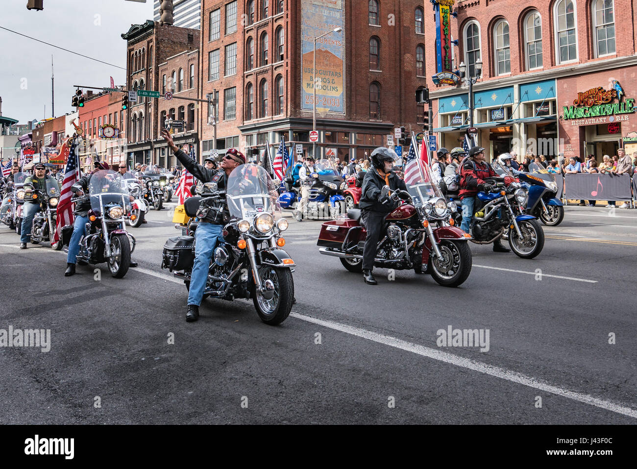 Un convoglio di veterano bikers in Nashville reduci dalla parata del giorno Foto Stock