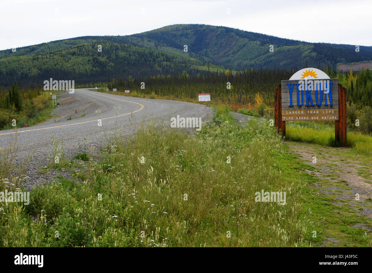 Autostrada Canada-Alaska con cartello stradale accogliendo i viaggiatori da Alaska di Yukon Territory, Canmada Foto Stock