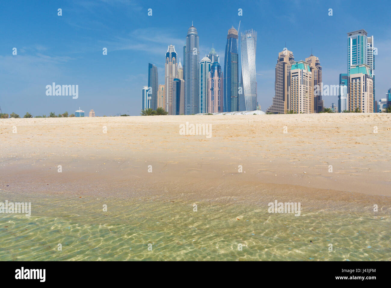DUBAI, Emirati Arabi Uniti - 28 Marzo 2017: La Marina Towers da spiaggia. Foto Stock