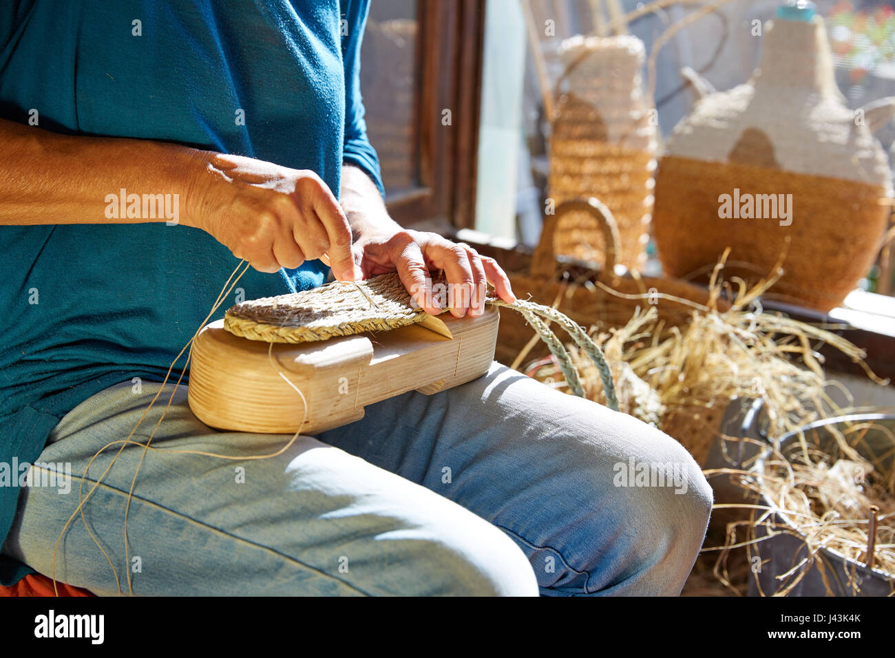 Sparto halfah erba Artigiano Mestieri mani lavorando Foto Stock