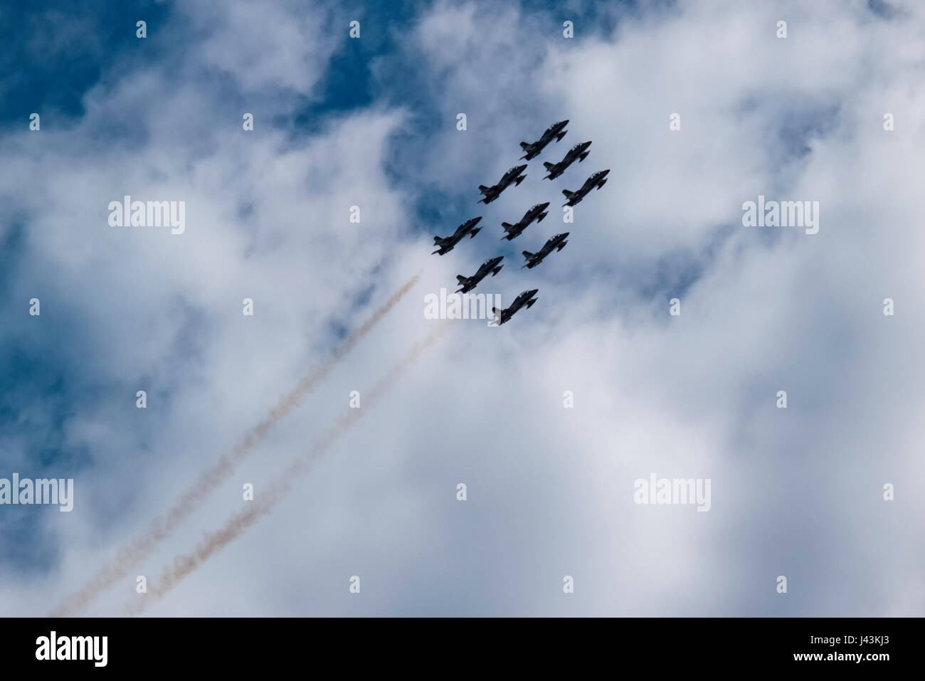 Gli aerei in cielo molto nuvoloso che fare piroette e acrobazie. Foto Stock