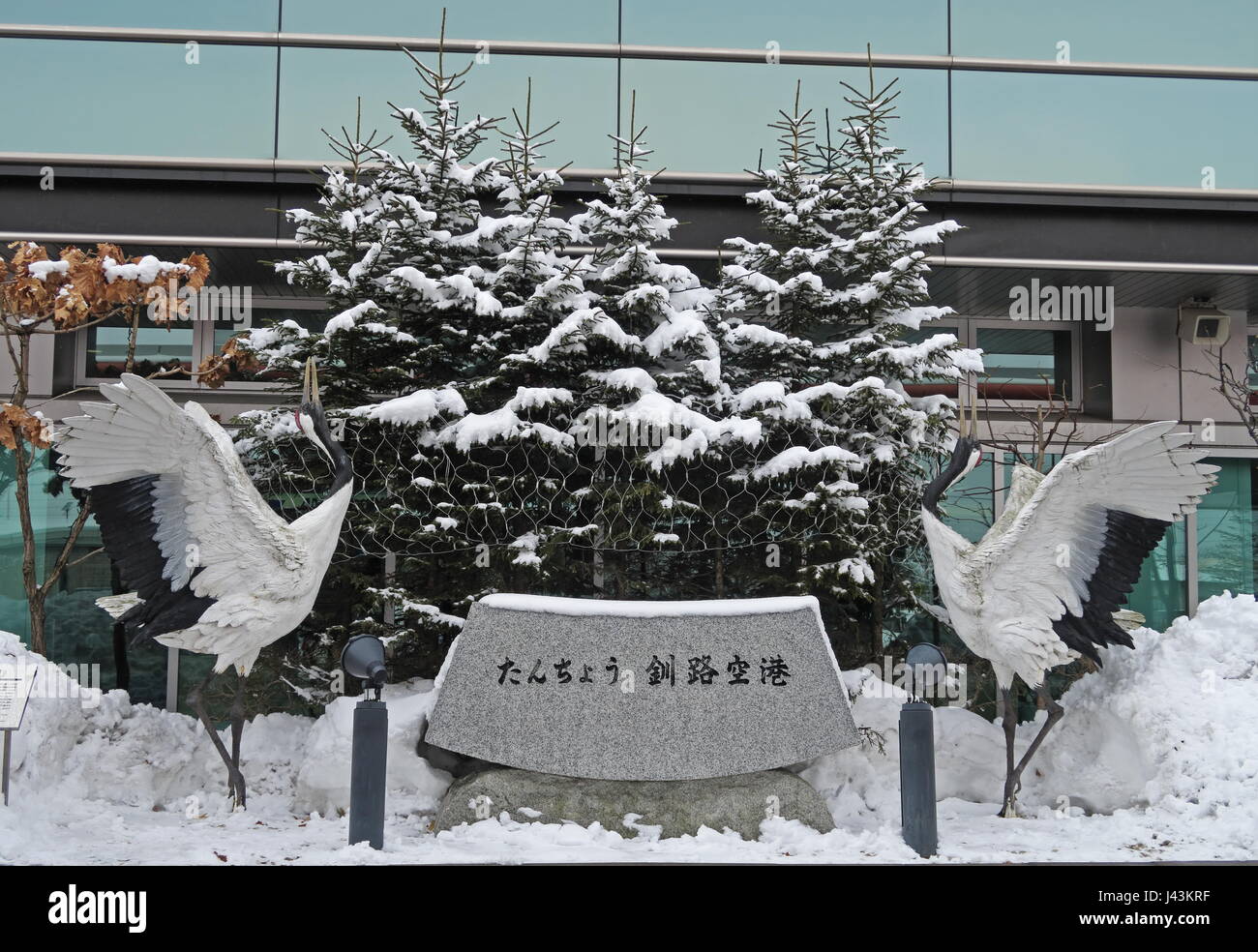 Statue di animali di fronte all'aeroporto.......rosso-Crowned Crane (Grus japonensis) Kushiro, Hokkaido, Giappone Marzo Foto Stock