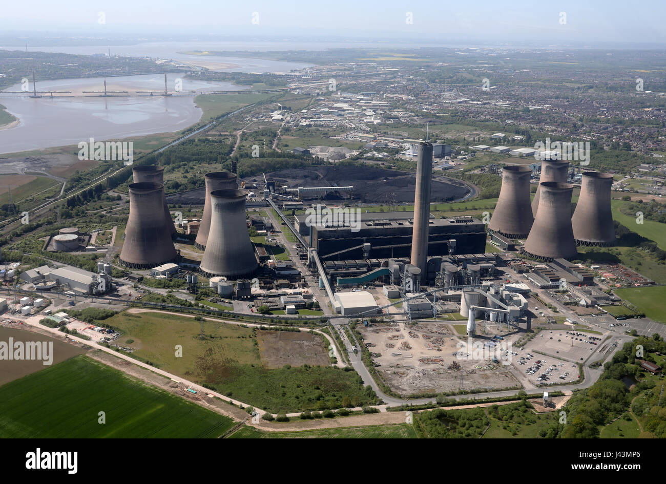Vista aerea di Fiddlers Ferry power station & ponti di Runcorn, Regno Unito Foto Stock