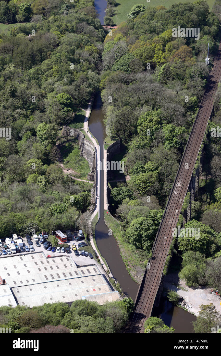 Vista aerea di un acquedotto e ponte ferroviario, Marple, Cheshire, Regno Unito Foto Stock