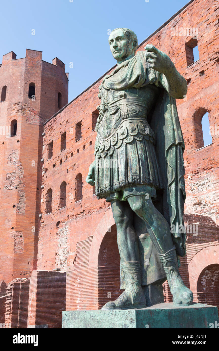 Torino - La statua di Cesare e la Porta Palatina. Foto Stock
