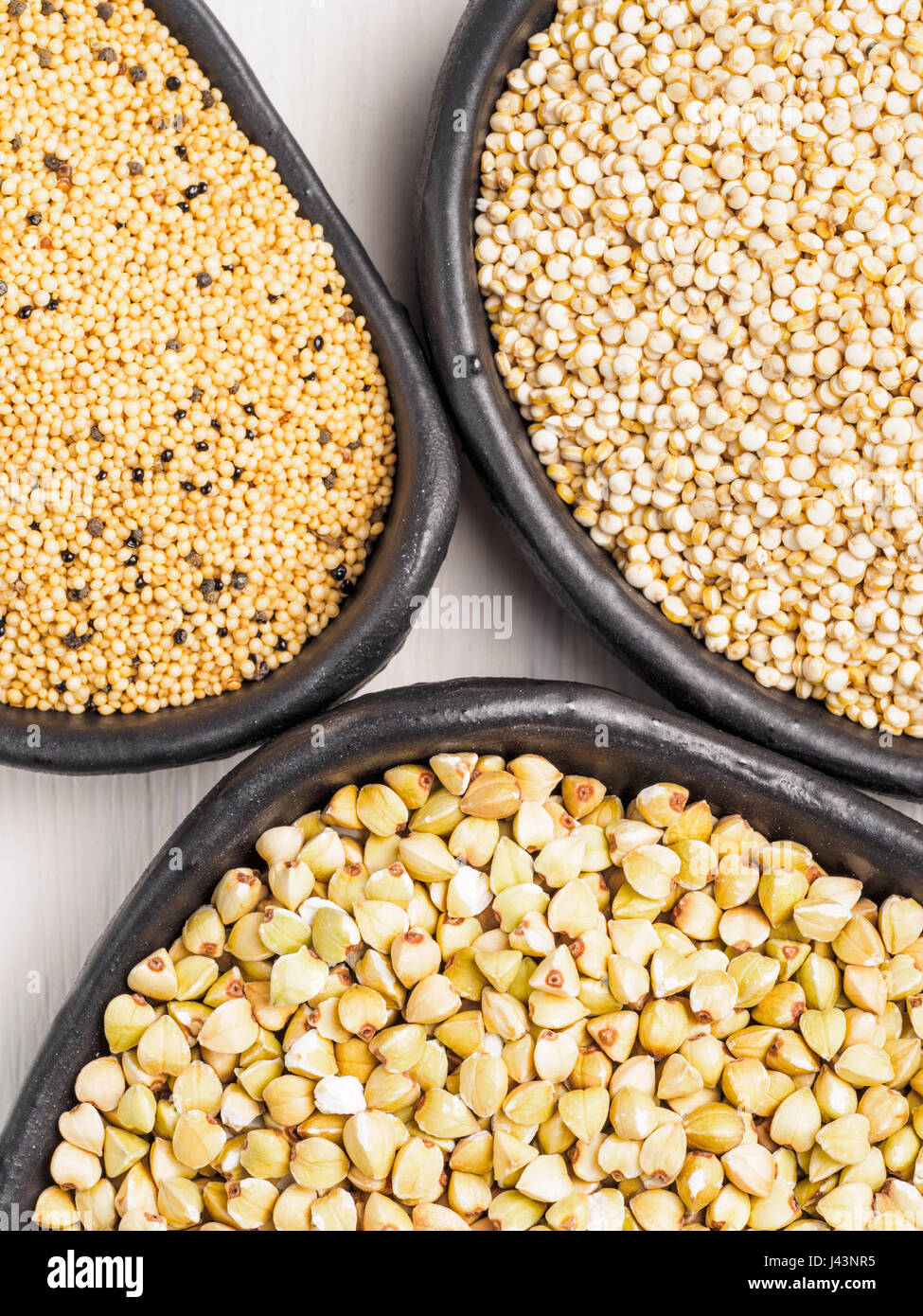 Il verde del grano saraceno, i semi di amaranto e quinoa. Superfoods concetto. Vista superiore piatta o laici. Verticale. Foto Stock