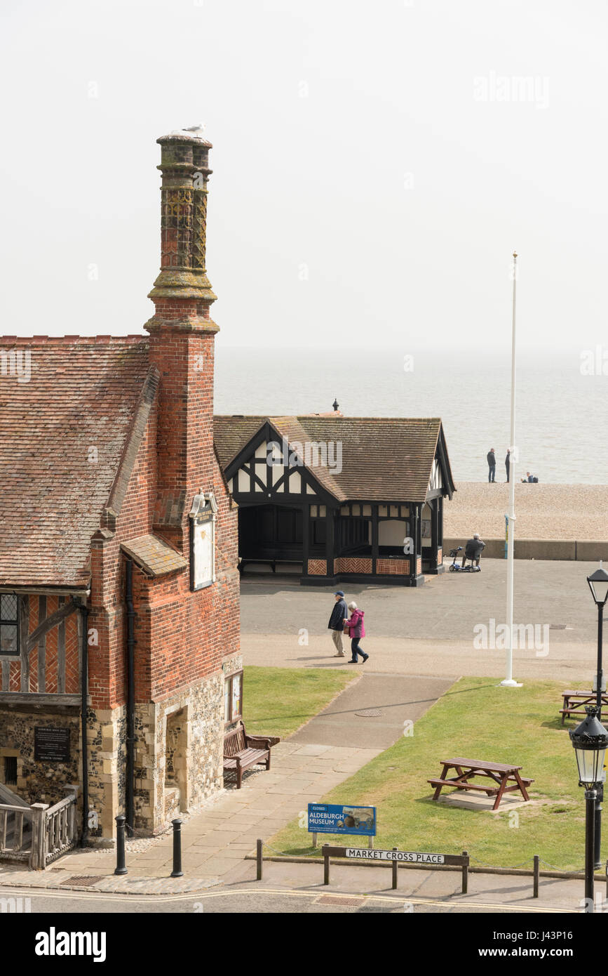 La sala discutibile e la passeggiata sul lungomare a Aldeburgh Suffolk REGNO UNITO Foto Stock
