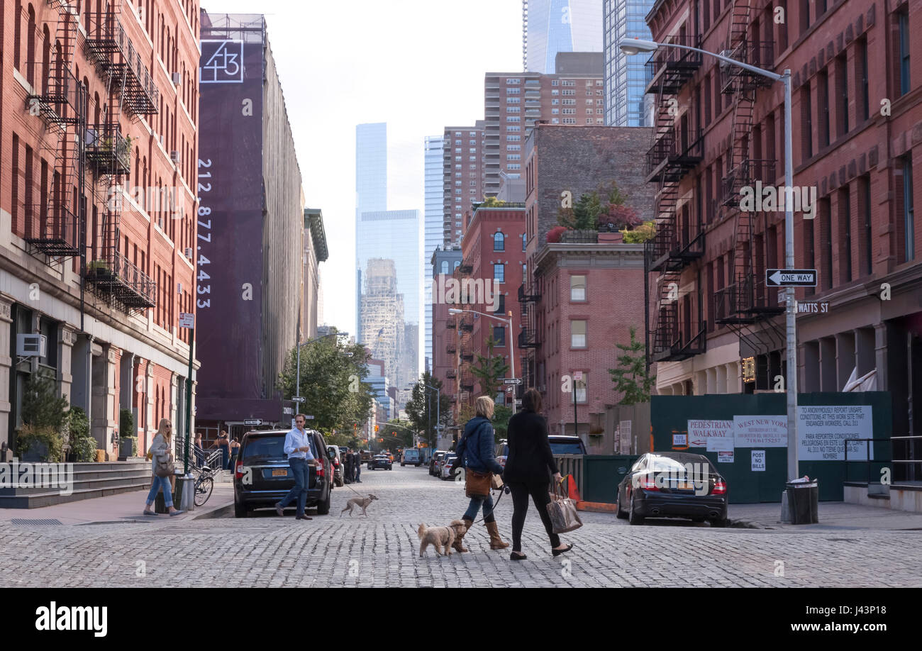 I residenti locali a piedi nel sofisticato, il centro di quartiere di Tribeca a New York City, NY, STATI UNITI D'AMERICA. Uno dei più costosi i quartieri in NYC. Foto Stock