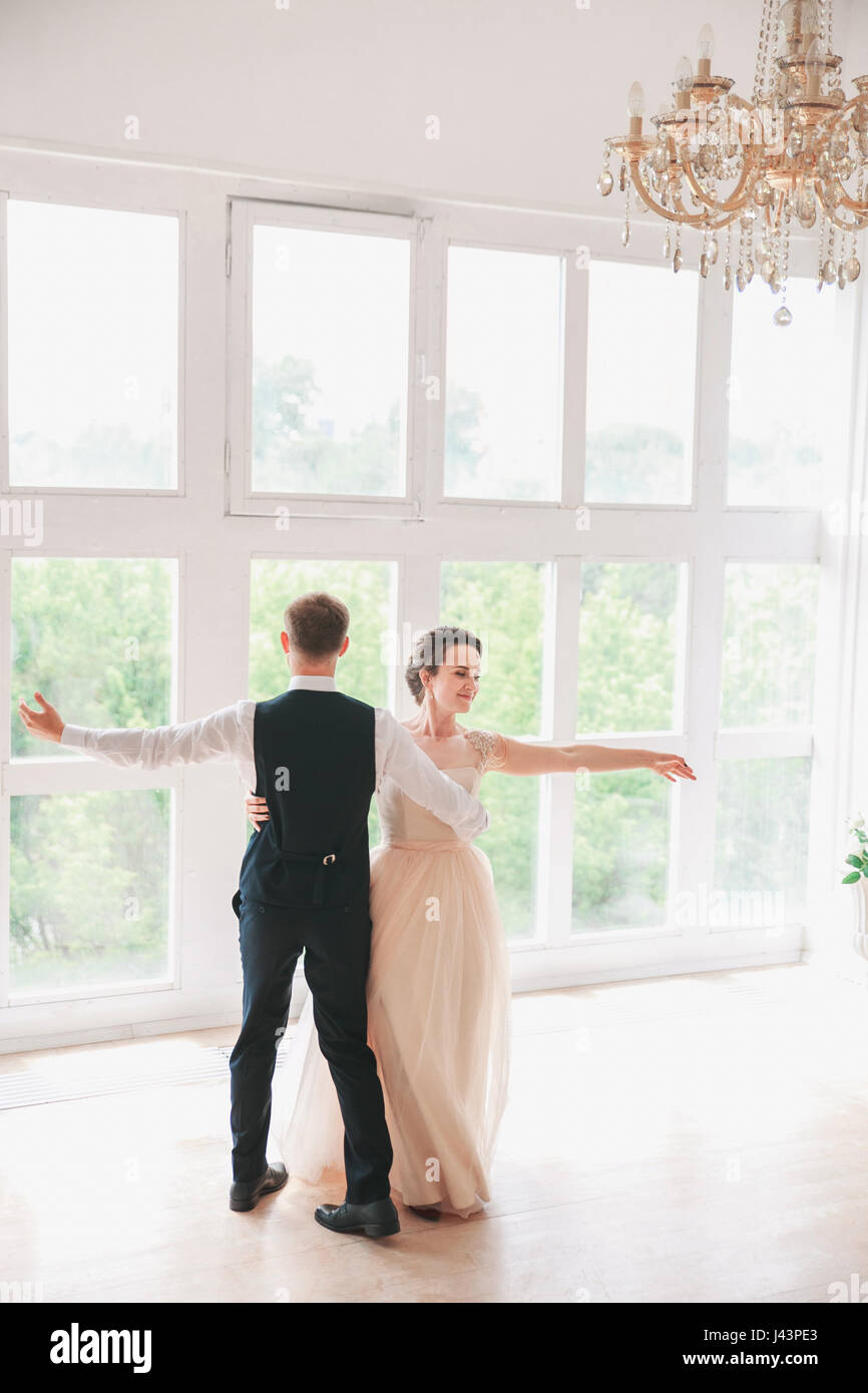 Primo ballo di nozze.wedding balli di coppia in studio. Giorno di nozze. Felice giovane sposa e lo sposo il giorno delle nozze. Coppie in viaggio di nozze - nuova famiglia. Foto Stock