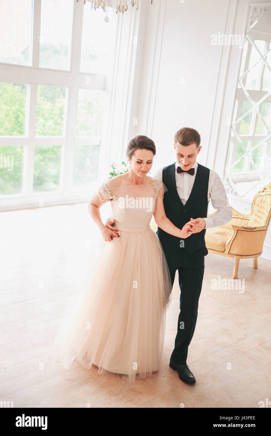 Primo ballo di nozze.wedding balli di coppia in studio. Giorno di nozze. Felice giovane sposa e lo sposo il giorno delle nozze. Coppie in viaggio di nozze - nuova famiglia. Foto Stock