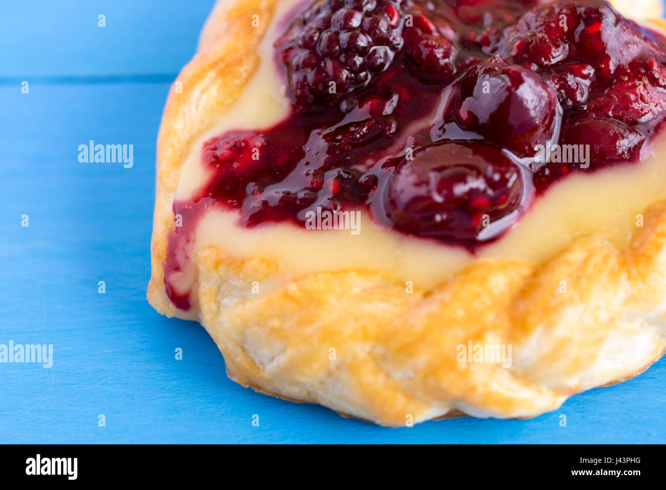Crema alla vaniglia e frutta Berry Puff Pastry Dessert su sfondo blu Foto Stock