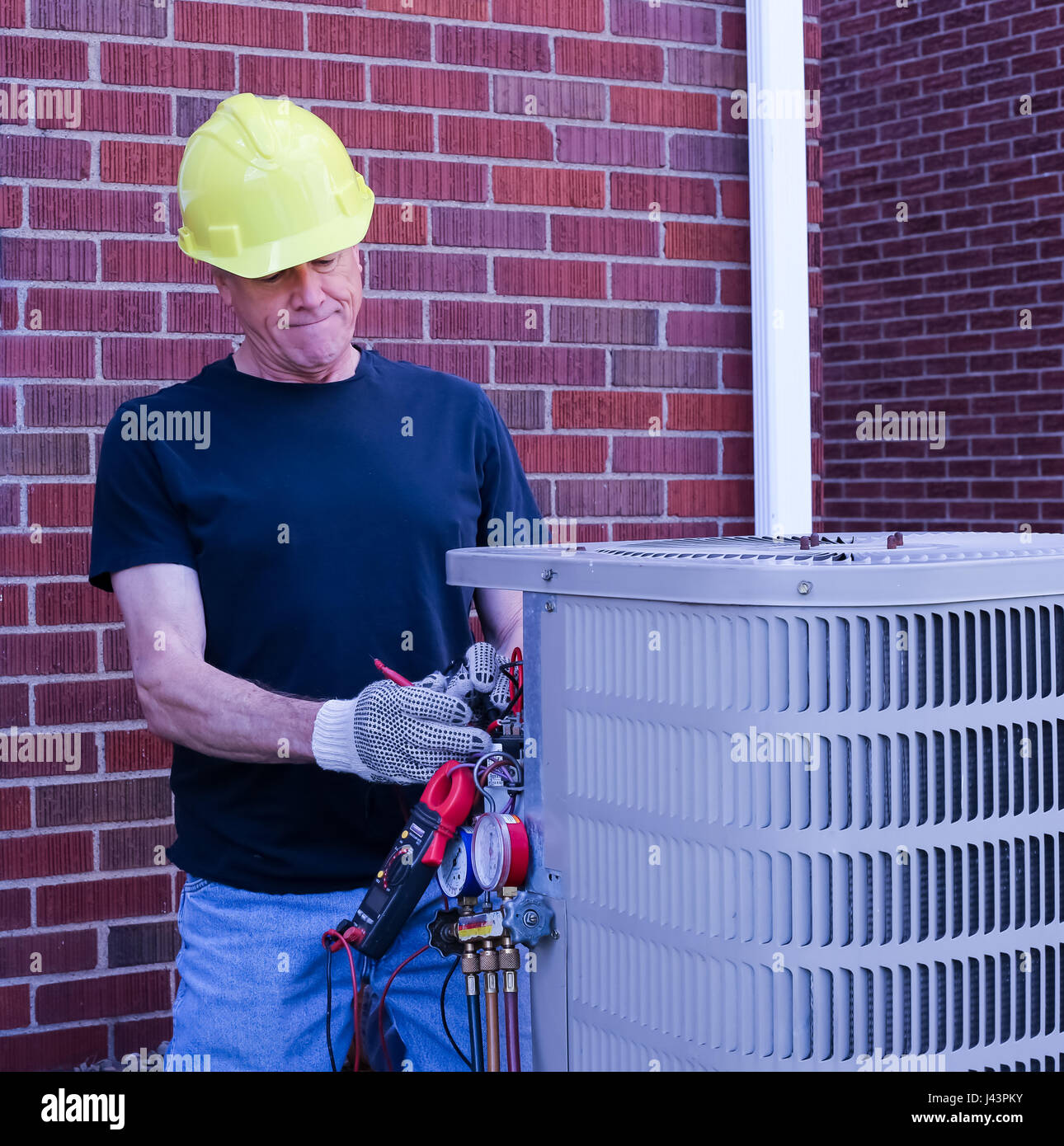 Tecnico di IMPIANTI DI TERMOVENTILAZIONE riparazione aria condizionata Foto Stock