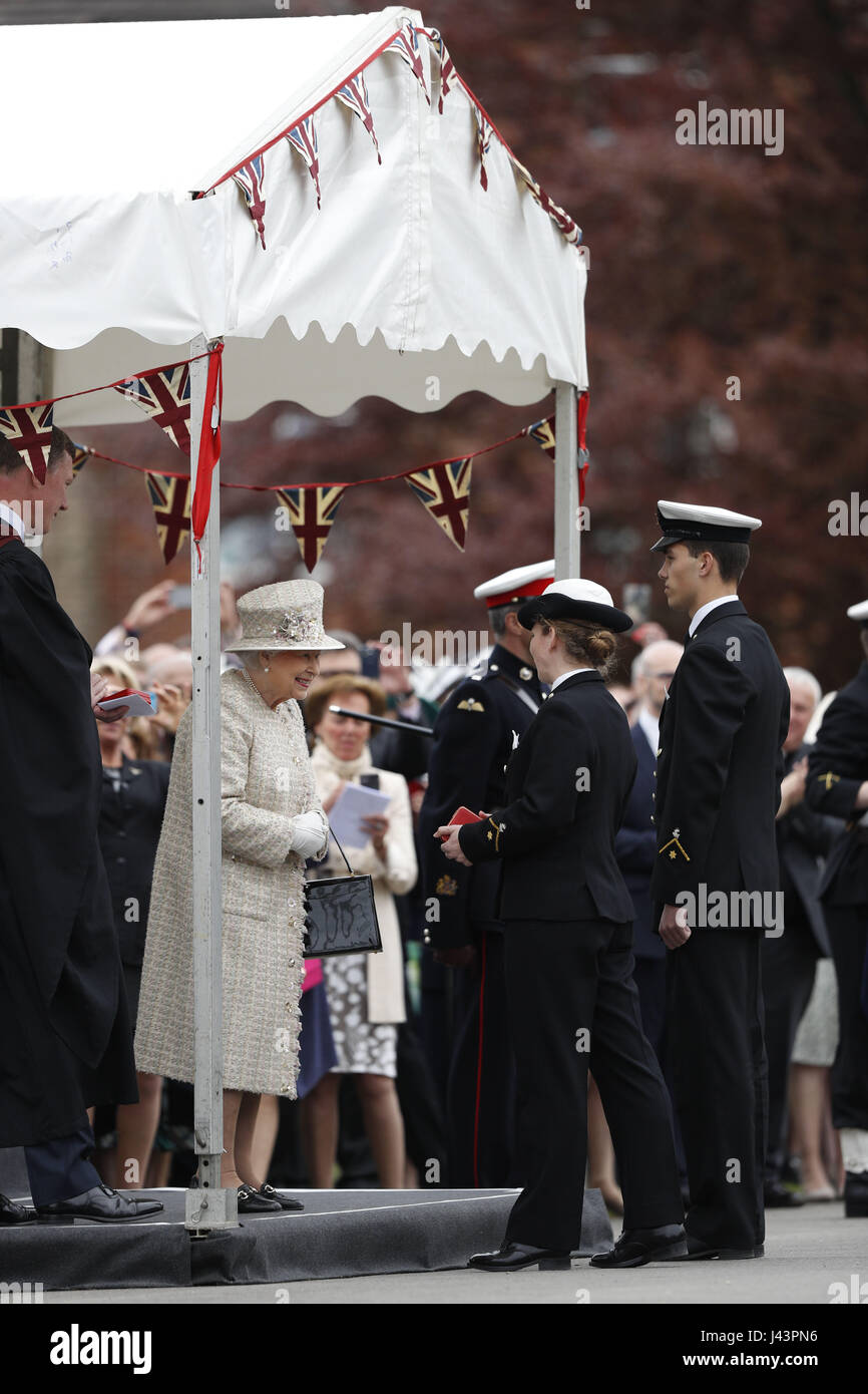 Queen Elizabeth II presenta il Queen's medaglie d oro per liquidare gli studenti e chief cadet capitani, Ellen White (seconda a destra) e Fred Taucher (a destra) durante la sua visita a Pangbourne College in Berkshire per celebrare il suo centenario. Foto Stock