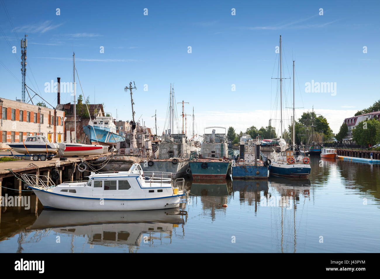 Le navi a vela ormeggiata in Lomonosovskaya gavan del Mar Baltico. San Pietroburgo, Russia Foto Stock