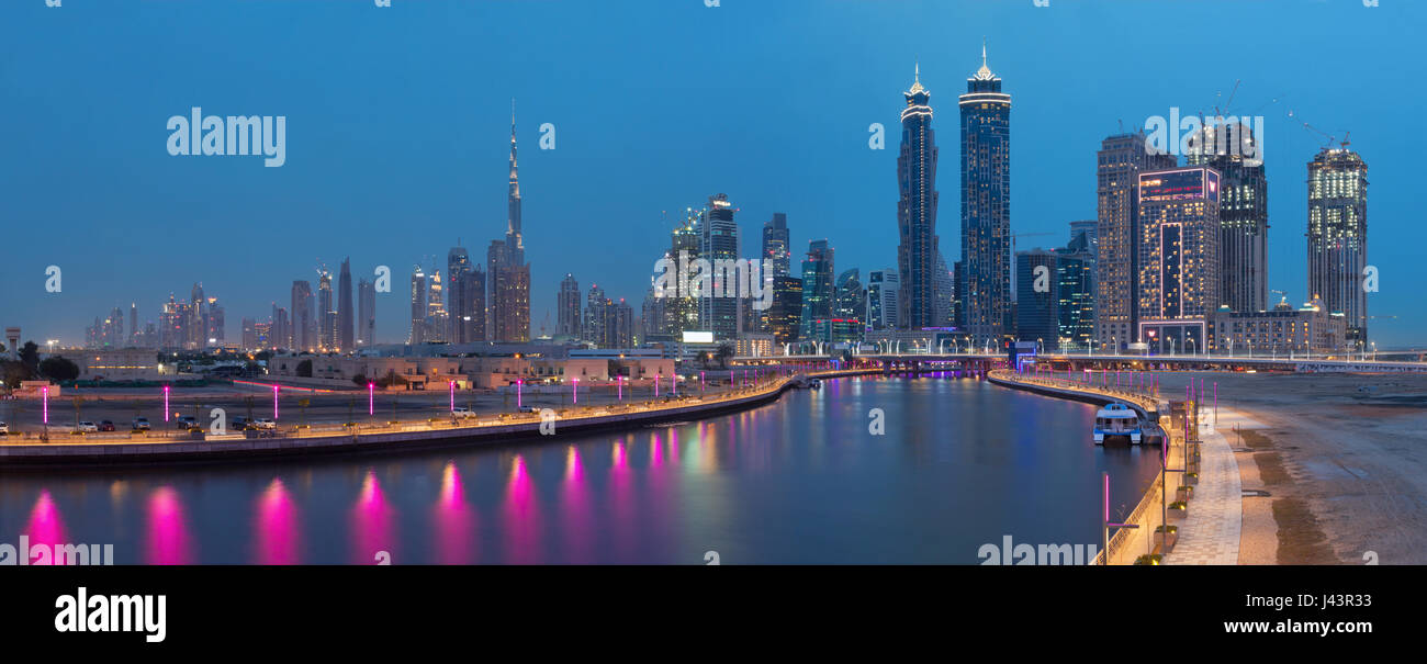 DUBAI, Emirati Arabi Uniti - 27 Marzo 2017: la skyline serale con il ponte sul nuovo canale e il centro cittadino. Foto Stock