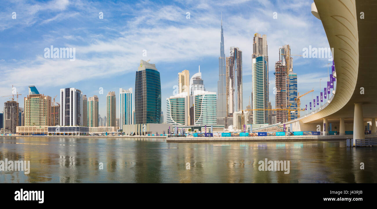 DUBAI, Emirati Arabi Uniti - 29 Marzo 2017: la skyline con il ponte sul nuovo canale e il centro cittadino e il Burj Khalifa Tower. Foto Stock