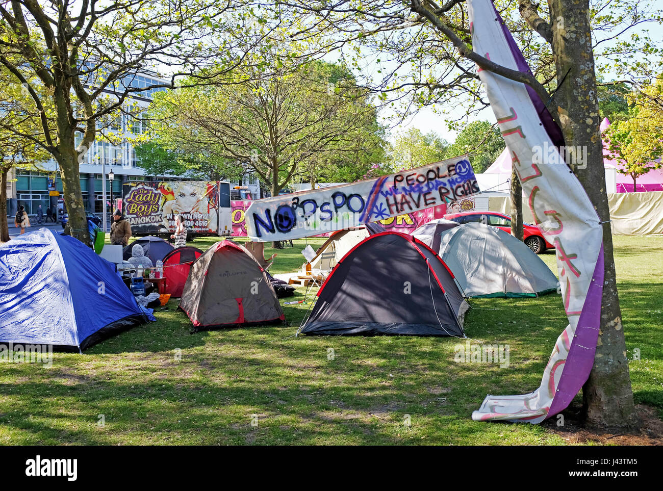 Brighton, Regno Unito. 9 maggio 2017. Un gruppo di persone senzatetto hanno impostato il camp in Victoria Gardens Brighton accanto alla signora ragazzi di Bankok mostra . Il gruppo di recente sono stati sfrattati da una università di Brighton edificio nelle vicinanze Circus Street che è dovuta alla riconversione ma che di recente è stata messa in attesa Credito: Simon Dack/Alamy Live News Foto Stock