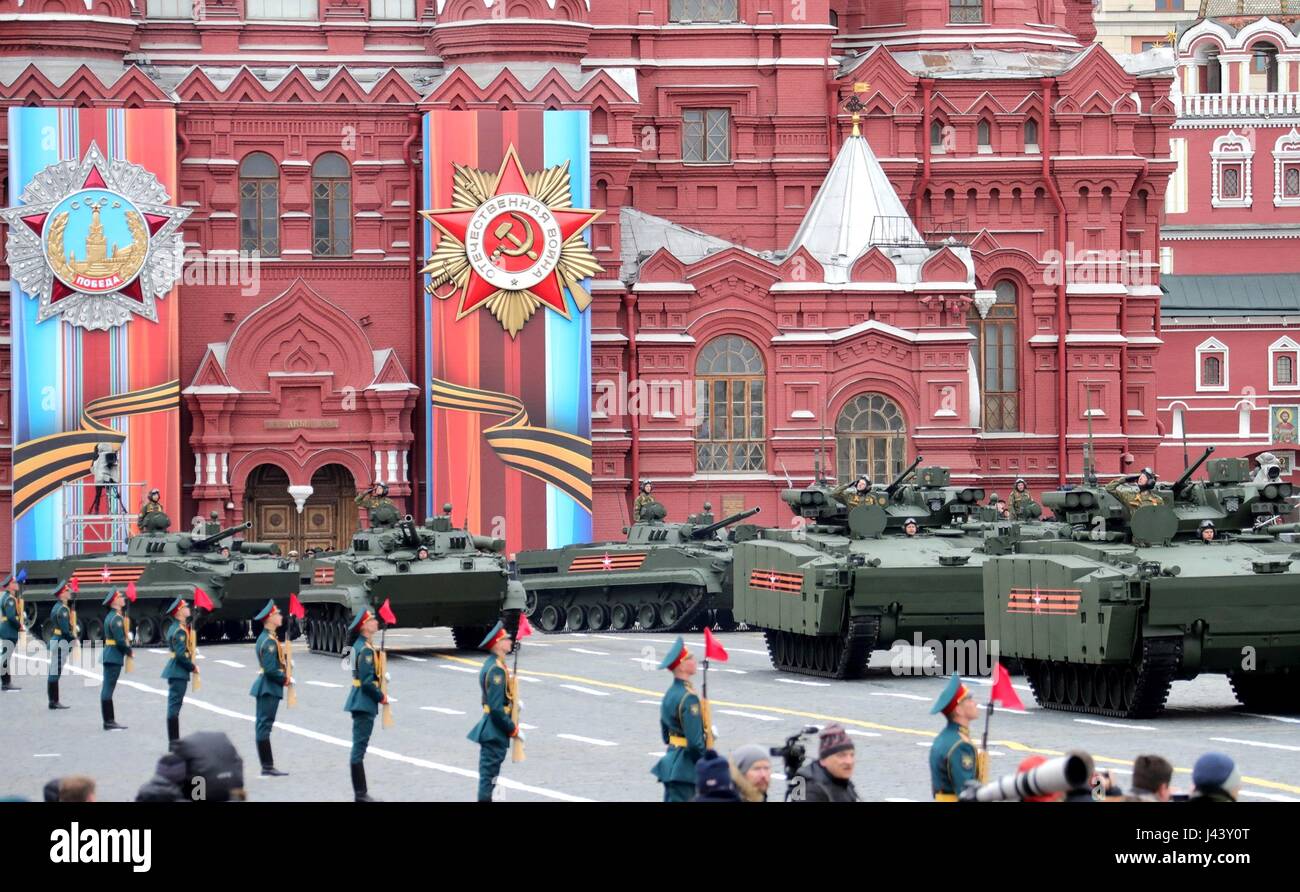 Mosca, Russia. 09 Maggio, 2017. Soldati russi in veicoli corazzati durante la vittoria annuale Giorno parata militare che segna il 72º anniversario della fine della II Guerra Mondiale in Piazza Rossa Maggio 9, 2017 a Mosca, in Russia. Credito: Planetpix/Alamy Live News Foto Stock