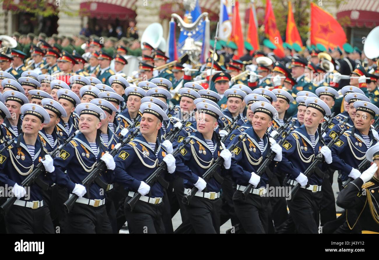 Mosca, Russia. 09 Maggio, 2017. Marinai russi marzo durante la vittoria annuale Giorno parata militare che segna il 72º anniversario della fine della II Guerra Mondiale in Piazza Rossa Maggio 9, 2017 a Mosca, in Russia. Credito: Planetpix/Alamy Live News Foto Stock