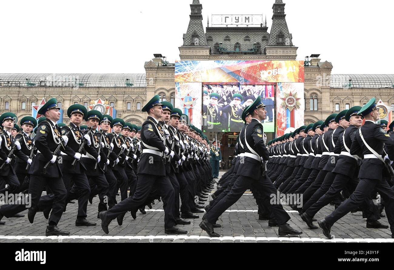 Mosca, Russia. 09 Maggio, 2017. Soldati russi marzo passato rivedendo stand durante la vittoria annuale Giorno parata militare che segna il 72º anniversario della fine della II Guerra Mondiale in Piazza Rossa Maggio 9, 2017 a Mosca, in Russia. Credito: Planetpix/Alamy Live News Foto Stock