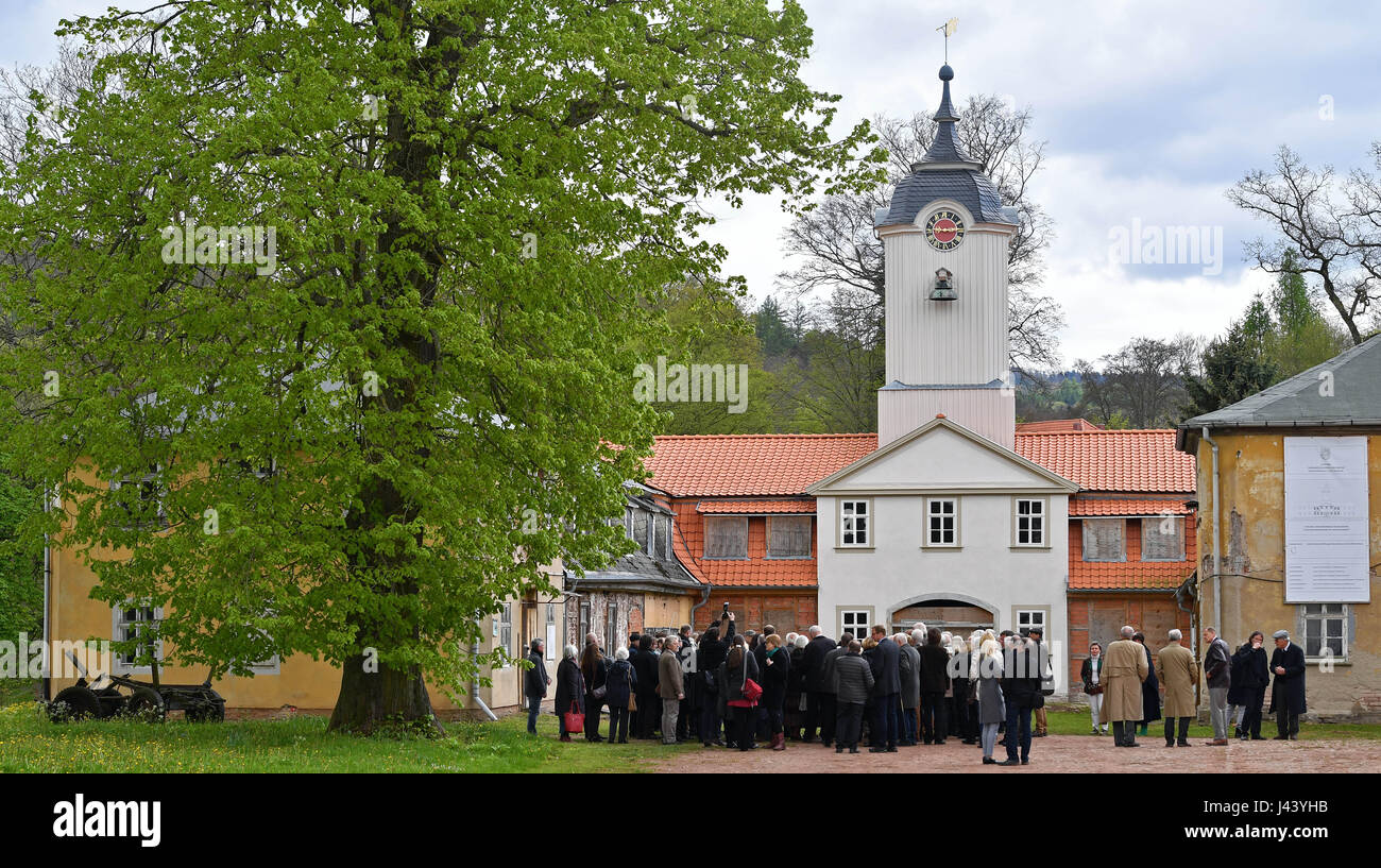 Eisenach, Germania. 9 maggio 2017. La gente visita il castello Wilhelmsthal vicino a Eisenach, Germania, 9 maggio 2017. Il 'Stiftung Thueringer Schloesser und Gaerten' (lit. 'Fondazione Turingia Castelli e giardini') celebra la settimana dell'apertura di stagione con un cerimoniale di agire presso il castello e parco Wilhelmsthal come evidenziare. La manifestazione fa parte del Luther Giubileo 2017. Foto: Martin Schutt/dpa-Zentralbild/dpa/Alamy Live News Foto Stock