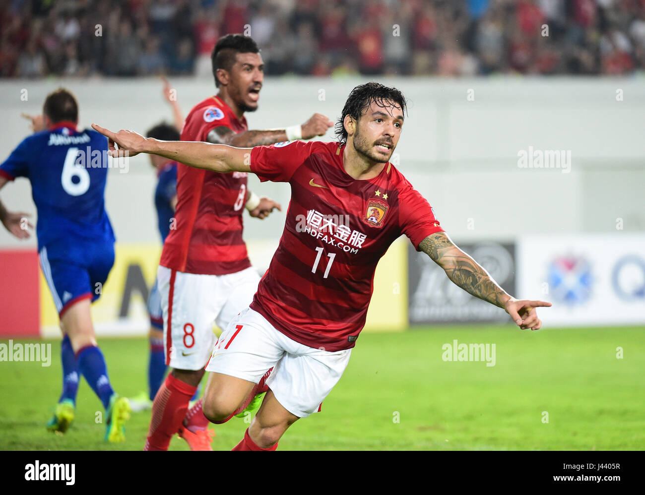 In Guangzhou, la Cina della provincia di Guangdong. 9 maggio 2017. Ricardo Goulart (anteriore) della Cina in Guangzhou Evergrande FC celebra dopo rigature durante il round 6 match contro la Corea del Sud del Suwon Samsung Bluewings al 2017 AFC Champions League a Guangzhou, la capitale del sud della Cina di provincia di Guangdong, 9 maggio 2017. Credito: Liu Dawei/Xinhua/Alamy Live News Foto Stock