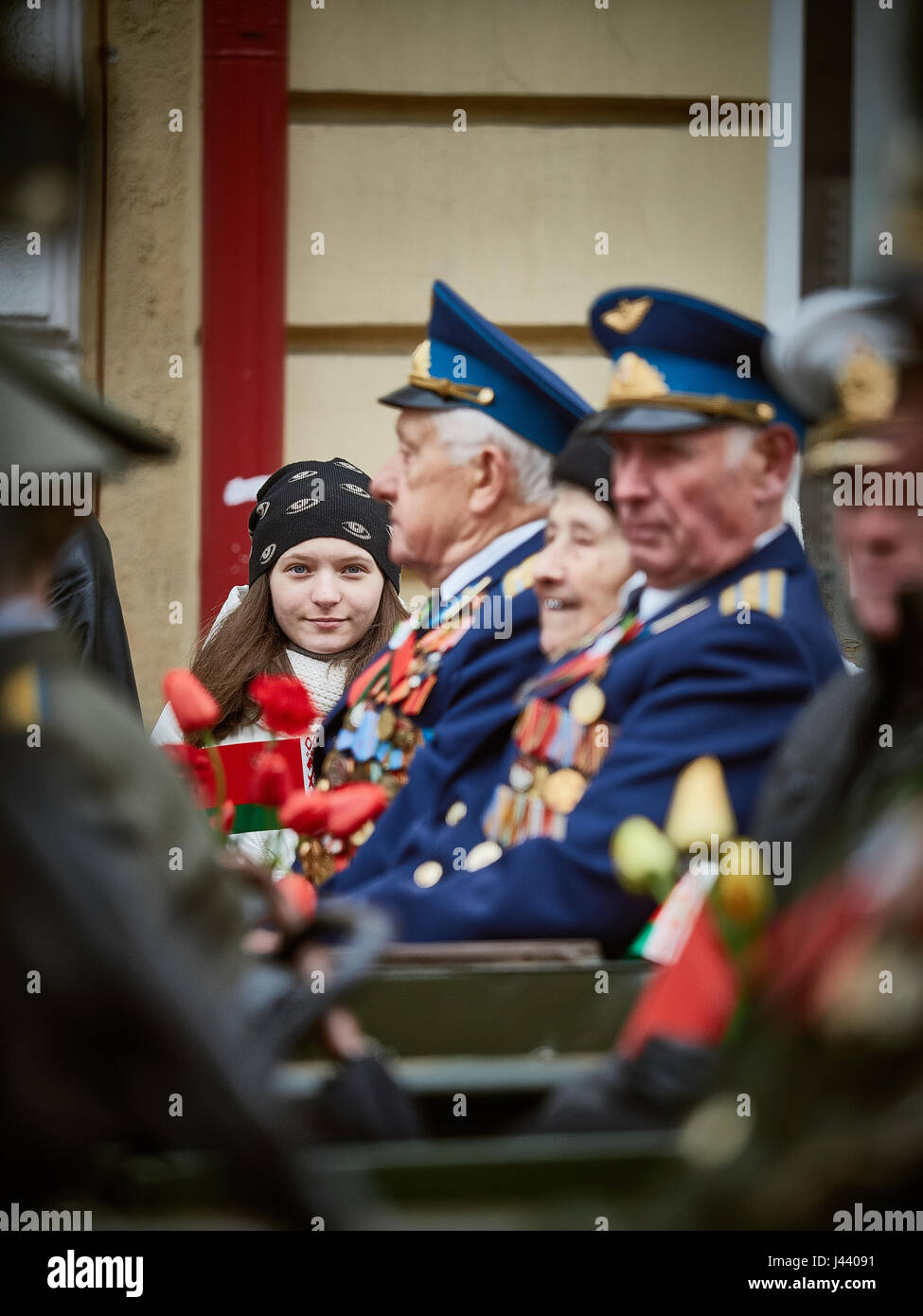 Vitebsk, Bielorussia. 9 maggio 2017. La processione lungo la strada principale della città. Partecipare come i veterani della grande guerra patriottica e la giovane generazione di Vitebsk. La gente dare fiori per gli anziani e i laici di corone presso il monumento "fuoco eterno". Credito: Alexey Vronsky/Alamy Live News Foto Stock
