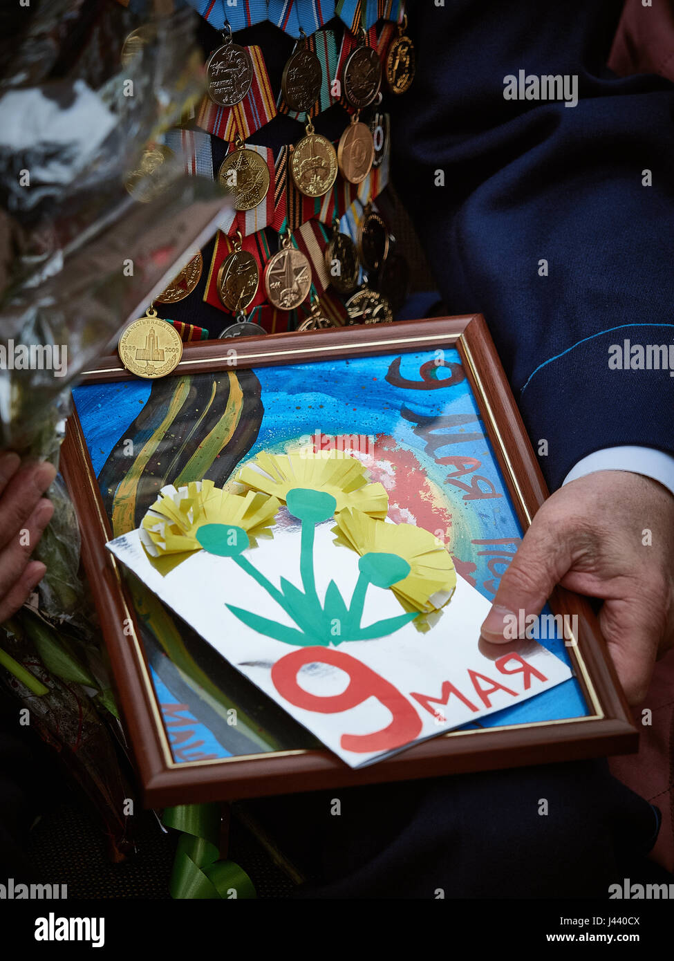 Vitebsk, Bielorussia. 9 maggio 2017. La processione lungo la strada principale della città. Partecipare come i veterani della grande guerra patriottica e la giovane generazione di Vitebsk. La gente dare fiori per gli anziani e i laici di corone presso il monumento "fuoco eterno". Credito: Alexey Vronsky/Alamy Live News Foto Stock