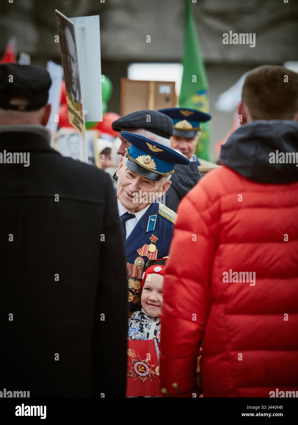 Vitebsk, Bielorussia. 9 maggio 2017. La processione lungo la strada principale della città. Partecipare come i veterani della grande guerra patriottica e la giovane generazione di Vitebsk. La gente dare fiori per gli anziani e i laici di corone presso il monumento "fuoco eterno". Credito: Alexey Vronsky/Alamy Live News Foto Stock