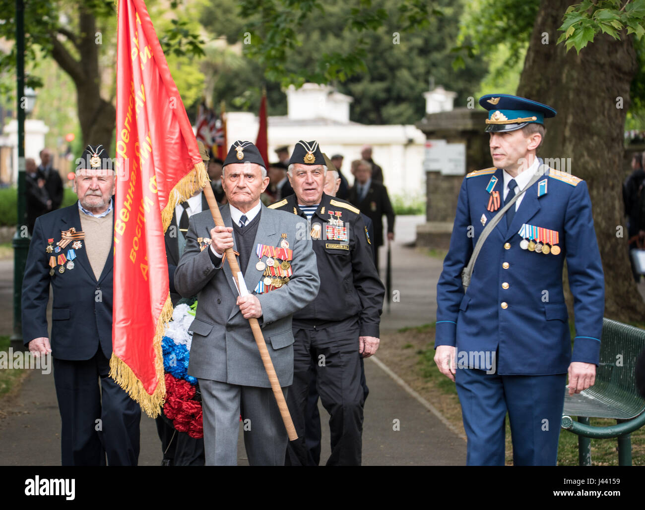 Londra, 9 maggio 2017, Alexander Goncharox (ufficiale sulla destra) e la delegazione di veterani sovietica presso il Memoriale Sovietico di Londra, atto di ricordo marcatura 72anniversario della vittoria degli Alleati sul fascismo Credito: Ian Davidson/Alamy Live News Foto Stock