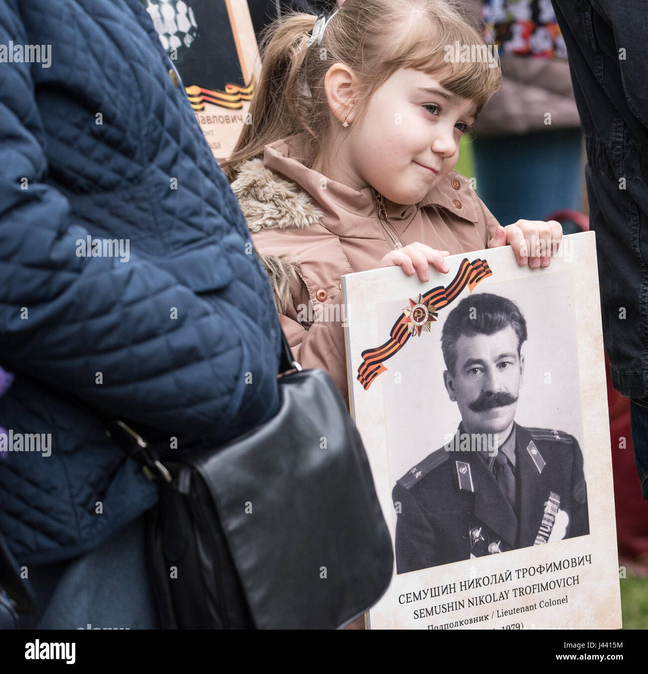 Londra, 9 maggio 2017, un bambino russo con una fotografia di un relativo al Memoriale Sovietico di Londra, atto di ricordo marcatura 72anniversario della vittoria degli Alleati sul fascismo Credito: Ian Davidson/Alamy Live News Foto Stock