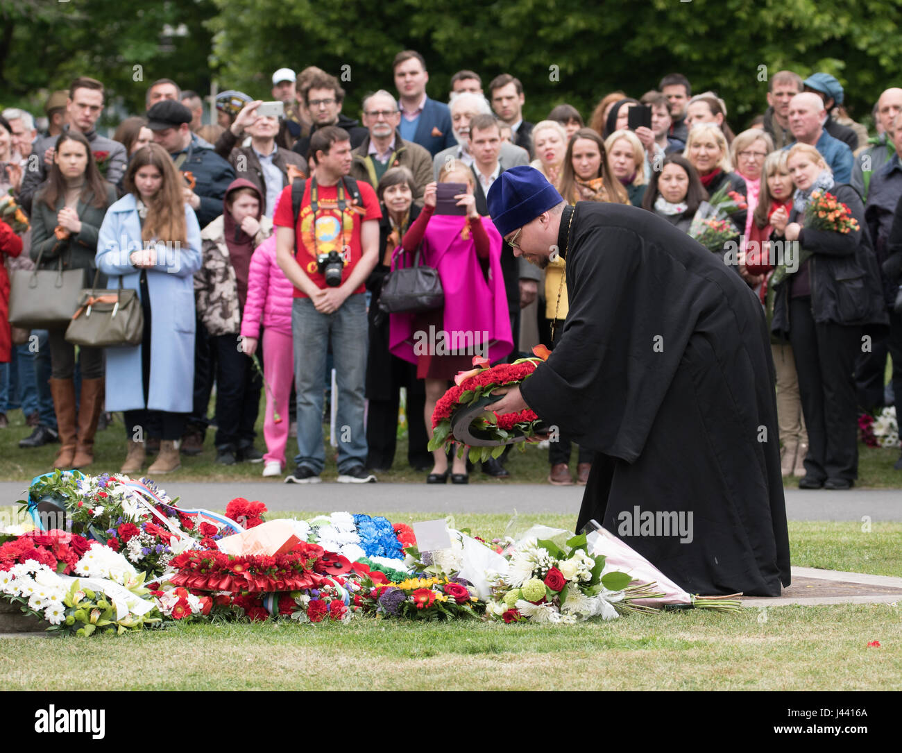 Londra, Regno Unito. 9 maggio 2017. Sacerdote russo presso il Memoriale Sovietico di Londra, atto di ricordo marcatura 72anniversario della vittoria degli Alleati sul fascismo Credito: Ian Davidson/Alamy Live News Foto Stock