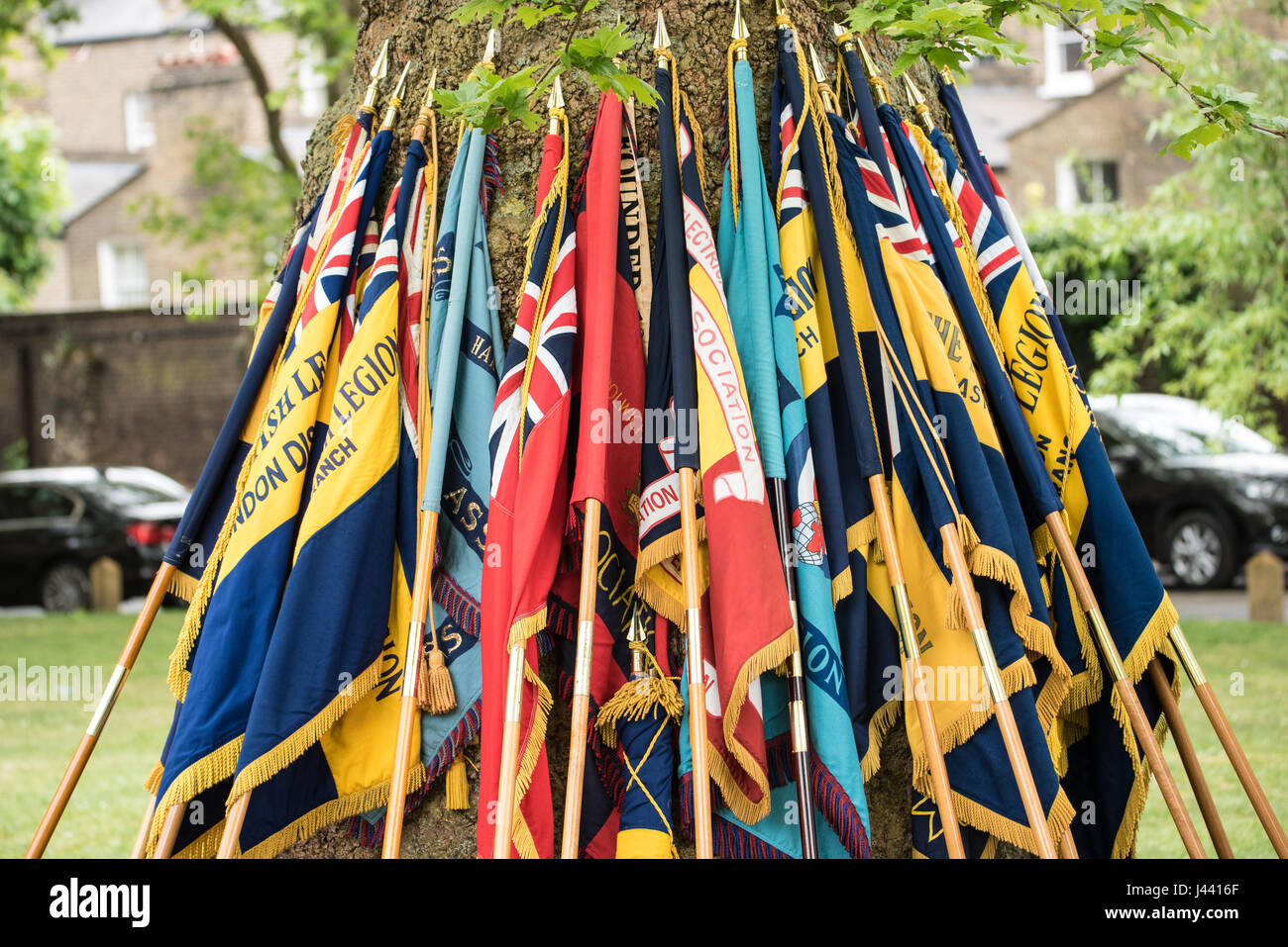 Londra, Regno Unito. 9 maggio 2017. Royal British Legion Standards presso il Memoriale Sovietico di Londra, atto di ricordo marcatura 72anniversario della vittoria degli Alleati sul fascismo Credito: Ian Davidson/Alamy Live News Foto Stock