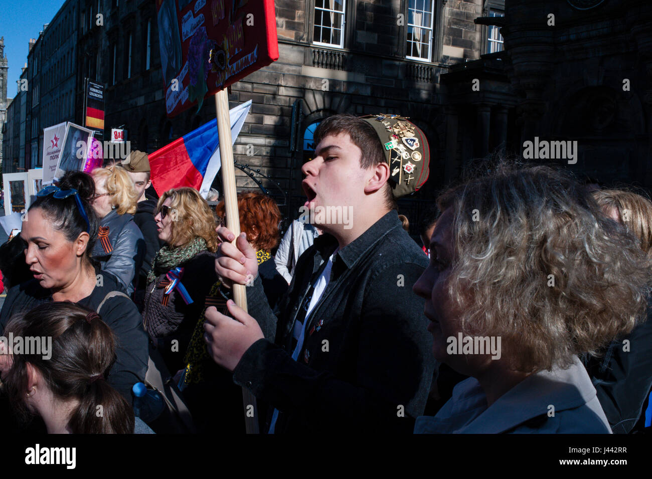 Edinburgh, Regno Unito. 9 maggio 2017. Una cinquantina di persone provenienti da comunità russa di Edimburgo hanno tenuto questo pomeriggio del giorno della vittoria. L'evento celebra la vittoria sul nazismo nella Seconda Guerra Mondiale. I partecipanti hanno portato i ritratti di parenti che hanno combattuto nella guerra. Alcuni di loro hanno detto un paio di parole come un promemoria e hanno cantato canzoni. Credito: Pep Masip/Alamy Live News Foto Stock