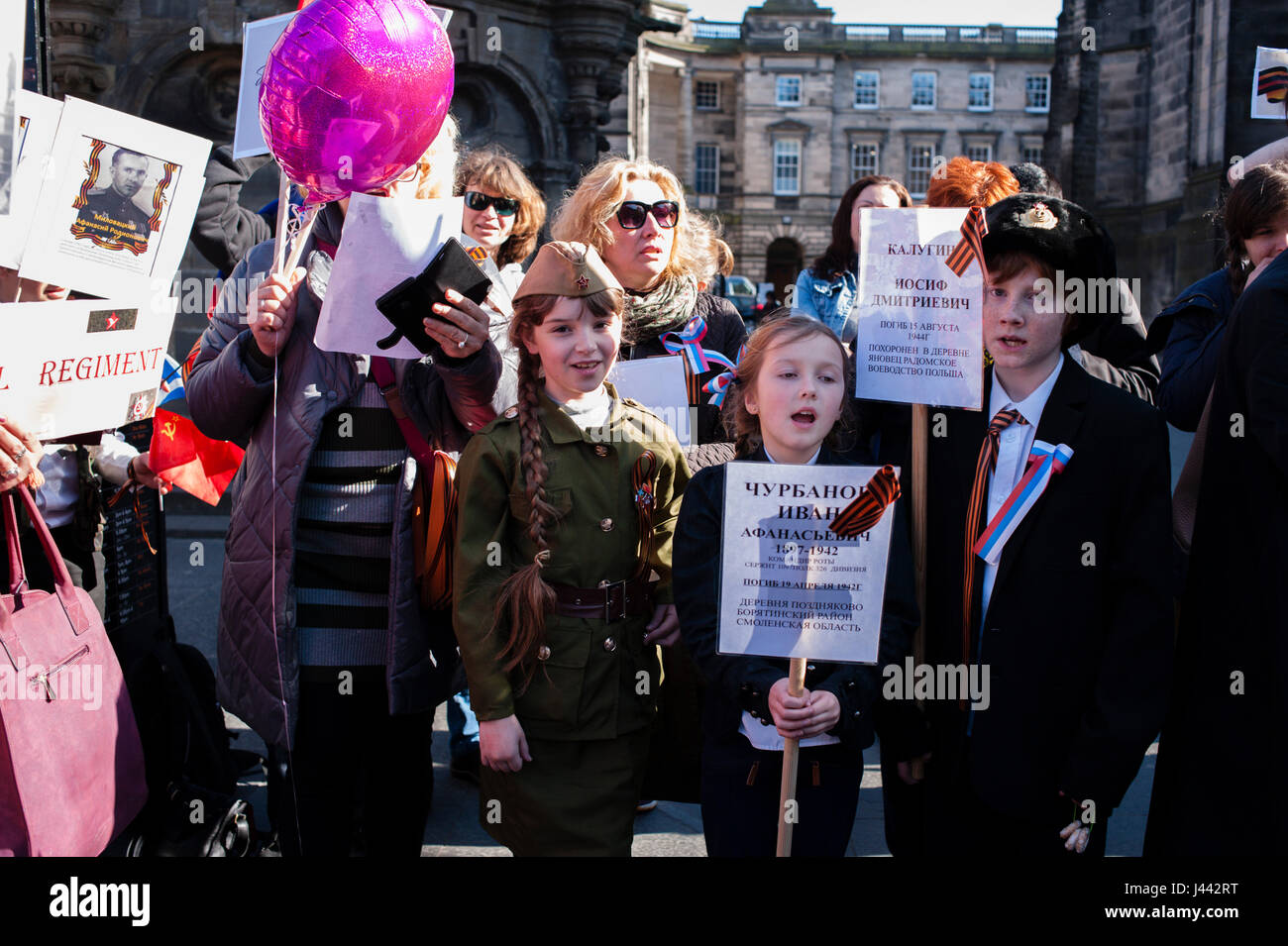 Edinburgh, Regno Unito. 9 maggio 2017. Una cinquantina di persone provenienti da comunità russa di Edimburgo hanno tenuto questo pomeriggio del giorno della vittoria. L'evento celebra la vittoria sul nazismo nella Seconda Guerra Mondiale. I partecipanti hanno portato i ritratti di parenti che hanno combattuto nella guerra. Alcuni di loro hanno detto un paio di parole come un promemoria e hanno cantato canzoni. Credito: Pep Masip/Alamy Live News Foto Stock