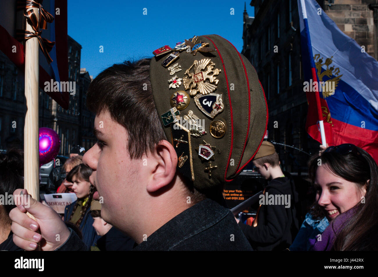 Edinburgh, Regno Unito. 9 maggio 2017. Una cinquantina di persone provenienti da comunità russa di Edimburgo hanno tenuto questo pomeriggio del giorno della vittoria. L'evento celebra la vittoria sul nazismo nella Seconda Guerra Mondiale. I partecipanti hanno portato i ritratti di parenti che hanno combattuto nella guerra. Alcuni di loro hanno detto un paio di parole come un promemoria e hanno cantato canzoni. Credito: Pep Masip/Alamy Live News Foto Stock