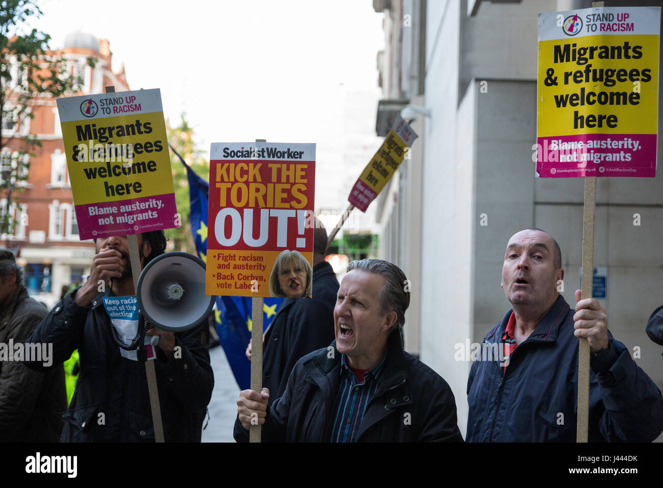 Londra, Regno Unito. 9 maggio 2017. Gli attivisti da Stand fino al razzismo protesta al di fuori della BBC di nuovo Broadcasting House in occasione di un aspetto in uno show dal Primo Ministro Theresa Maggio e suo marito Filippo. Credito: Mark Kerrison/Alamy Live News Foto Stock