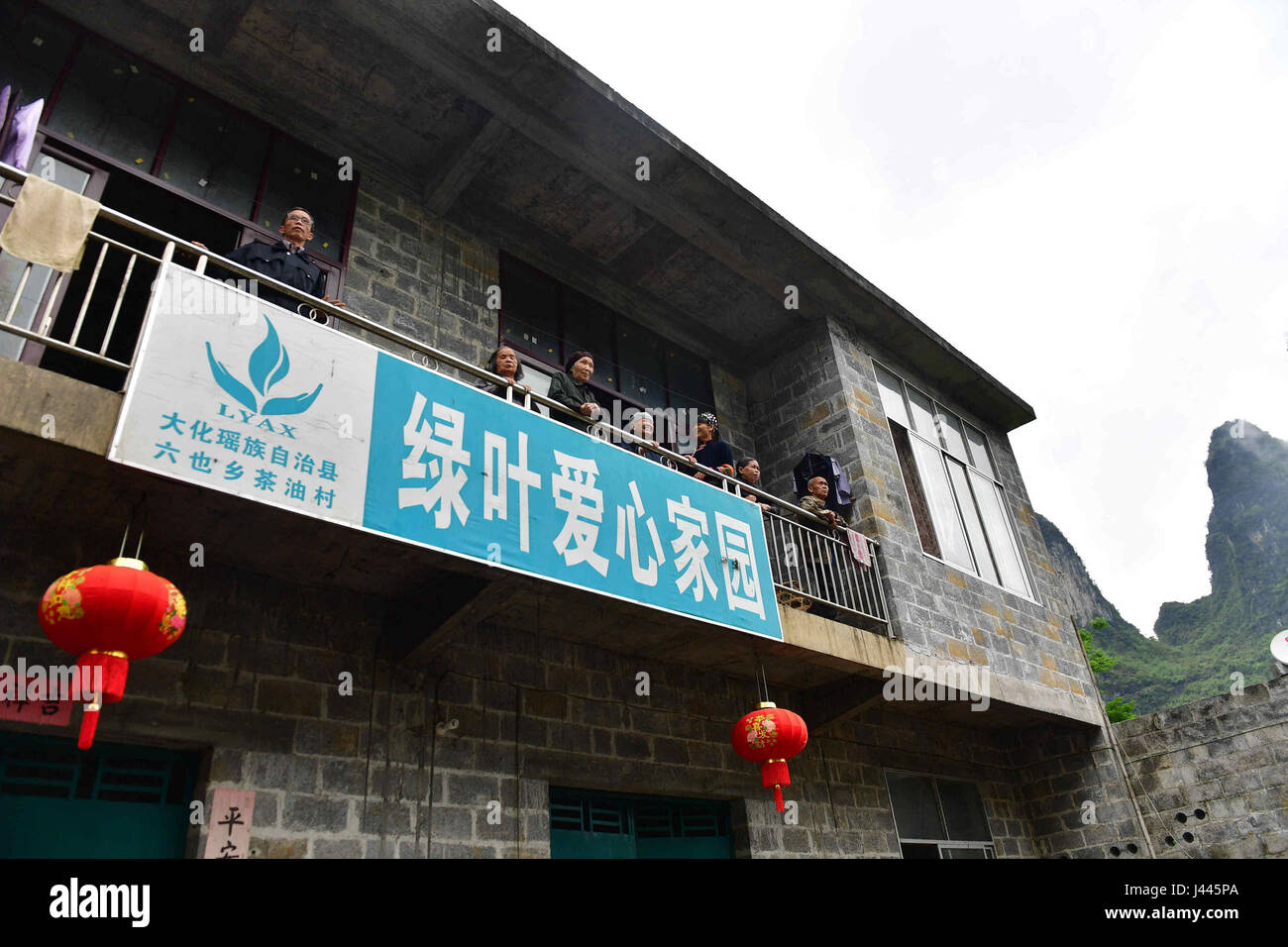 (170510) -- DAHUA, 10 maggio 2017 (Xinhua) -- anziani soli live presso la casa di cura costruito da Tang Cuiyu Chayou nel villaggio di Dahua Yao contea autonoma, a sud della Cina di Guangxi Zhuang Regione autonoma, 26 aprile 2017. Codolo Cuiyu, 50, è un funzionario civile nel villaggio Chayou. Essa spesso aiuta le persone che vivono in difficoltà nella zona remota durante il suo lavoro. Dal 2003, ha visitato circa 200 villaggi e fornito assistenza a quasi 100 lonely anziani e persone con disabilità e le malattie mentali nel suo tempo libero volontariamente. Codolo ha offerto anche un sostegno finanziario per aiutare a circa 35 underprivil Foto Stock