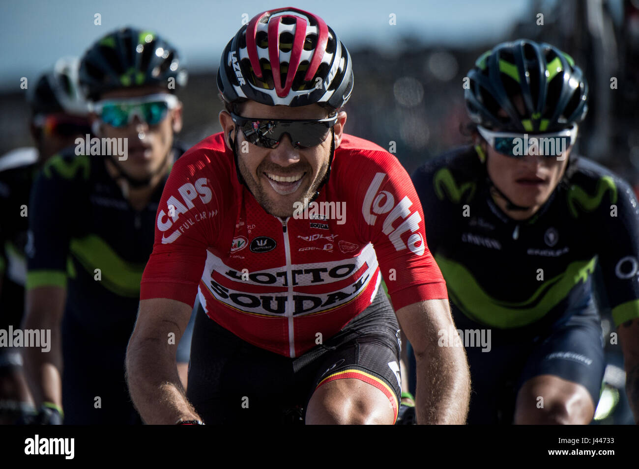 Il monte Etna, Italia. 9 maggio 2017. Maxim Montfort (Lotto Soudal) battaglie per la linea del traguardo di tappa 4 del Giro d'Italia sul Monte Etna, Italia. Credito: Simon Gill/Alamy Live News. Foto Stock