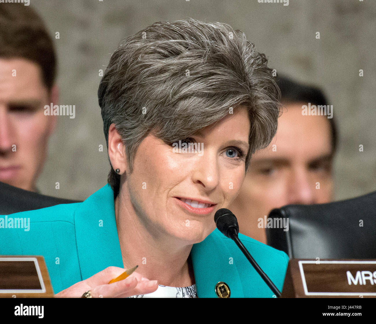 Stati Uniti il senatore Joni Ernst (repubblicano di Iowa) domande Dipartimento di Difesa degli Stati Uniti incaricati come testimoniano sulle loro rispettive candidature prima che il Senato degli Stati Uniti Comitato delle Forze Armate sul colle del Campidoglio di Washington il 9 maggio 2017. Credito: Ron Sachs / CNP /MediaPunch Foto Stock