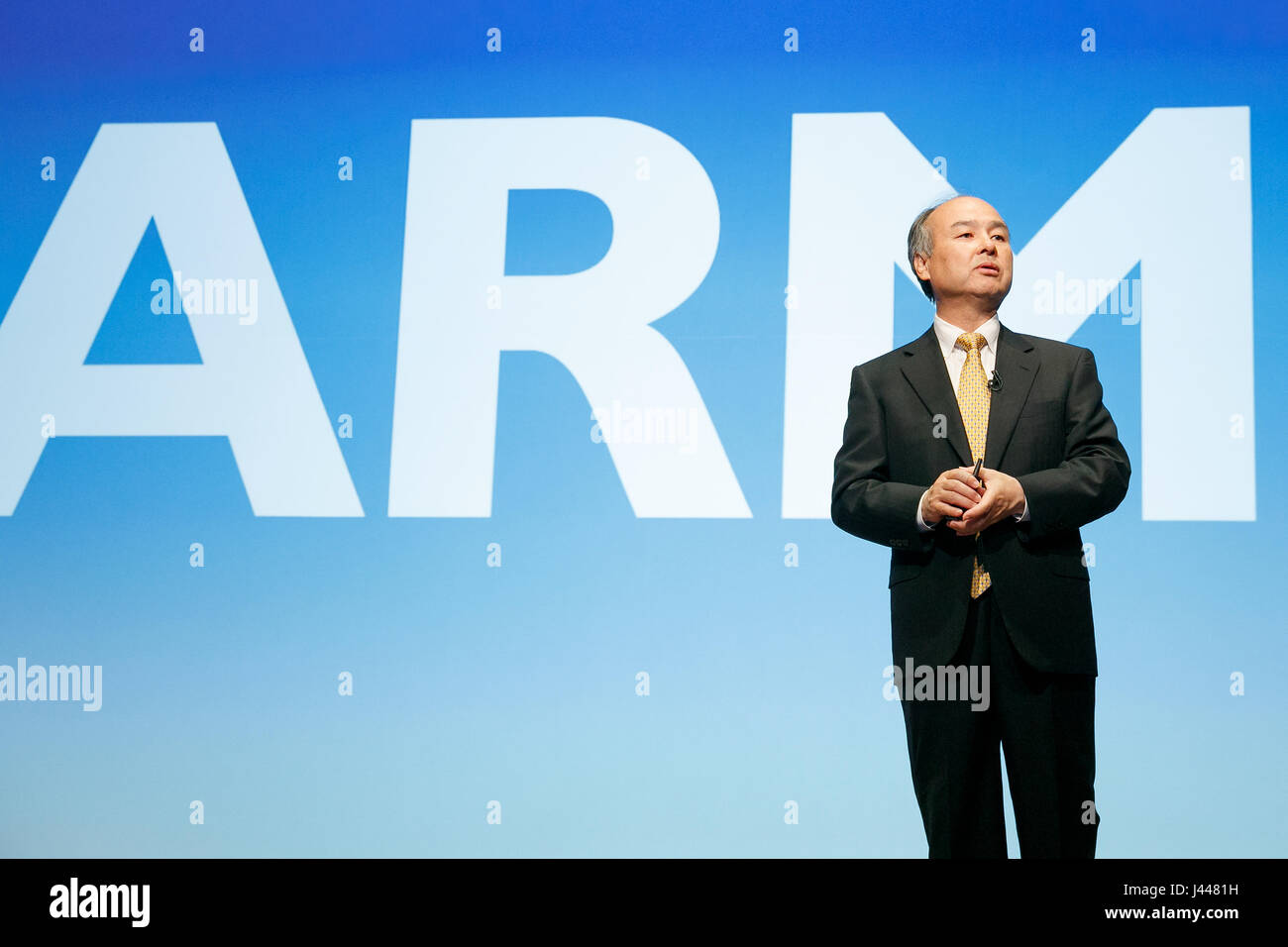 Tokyo, Giappone. Il 10 maggio, 2017. SoftBank Chairman e CEO Masayoshi figlio parla durante una conferenza stampa tenutasi il 10 maggio 2017, Tokyo, Giappone. SoftBank ha riportato una perdita di valutazione di 160,419 milioni di yen ($1,4 miliardi di euro) sulla cabina-salutando app Ola e l'e-commerce marketplace Snapdeal, due dei suoi negozi principali investimenti in India, quando annuncia la sua annuale dei risultati finanziari per l'anno fiscale conclusosi il 31 marzo 2017. Credito: Rodrigo Reyes Marin/AFLO/Alamy Live News Foto Stock