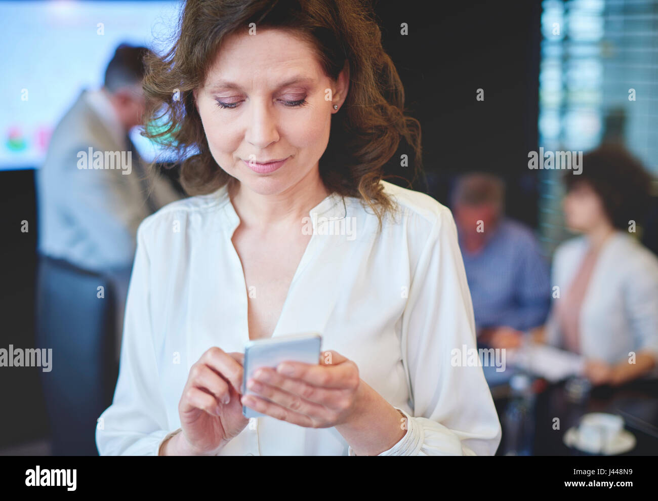 Business donna navigazione sul telefono cellulare Foto Stock