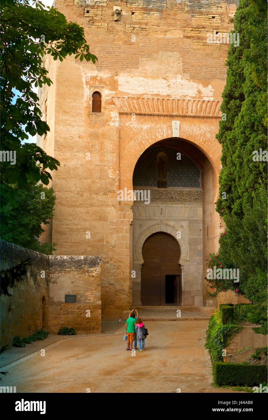 Uno dei cancelli presso il palazzo di Alhambra di Granada Foto Stock