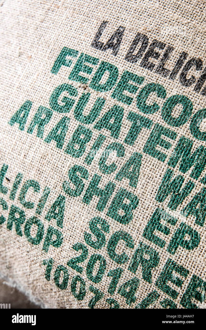 Sacchi di chicchi di caffè presso un importatore di caffè dal magazzino Foto Stock