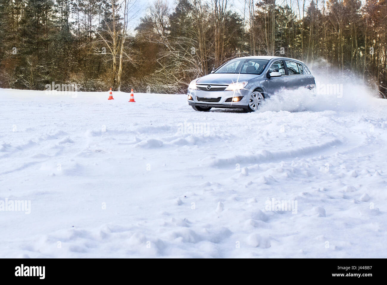 Extreme lezioni di guida, insegnamento - imparare a guidare sulla neve, ghiaccio su strada bagnata ed un parcheggio per la patente di guida e migliori competenze Foto Stock
