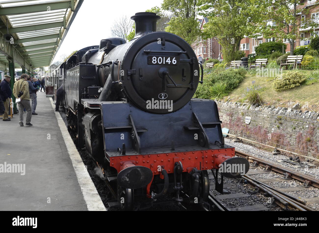 Un Standard 4MT serbatoio treno a vapore a Swanage stazione sulla ferrovia a Swanage nel Dorset Foto Stock