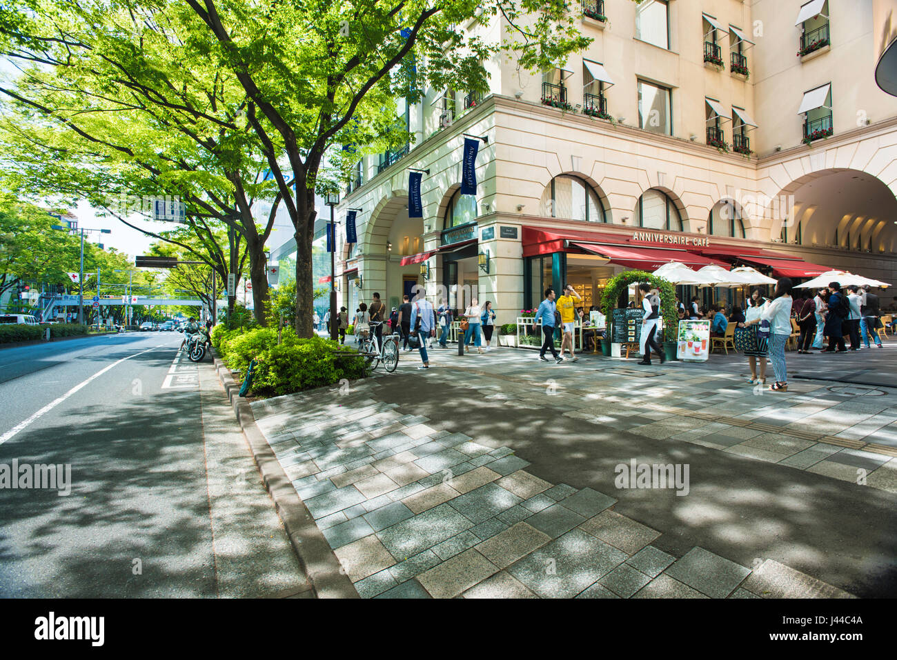 Omotesando shopping street che mostra l'edificio Anniversaire e cafe a Tokyo in Giappone Foto Stock