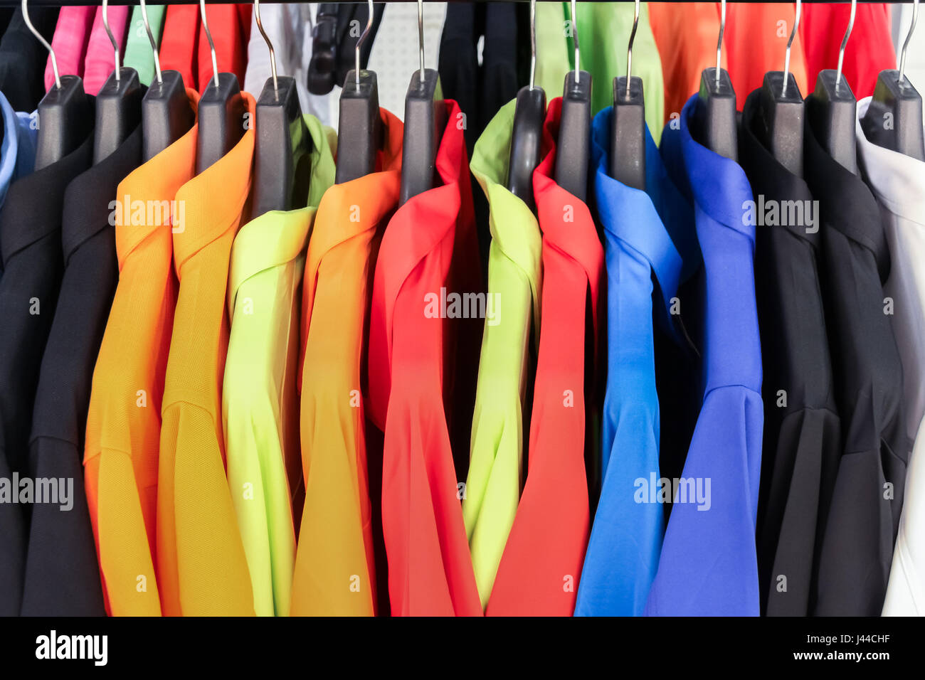 Magliette colorate impiccagione per il tuo stile di colore, selezionare. Foto Stock