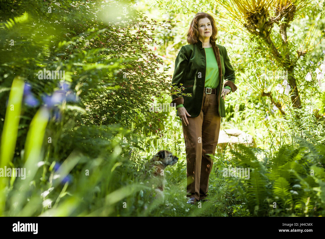 Signora Angelika Cawdor, il ceco nato Dowager Contessa di Cawdor raffigurata con oe dei suoi cani nei motivi di Cawdor Castle. Cawdor Castle è impostato ami Foto Stock